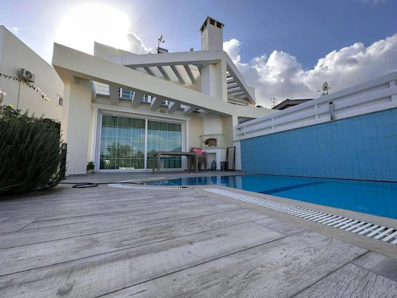 Girne / Alsancak’ta Satılık 3+1 Lüks İkiz Dubleks Villa