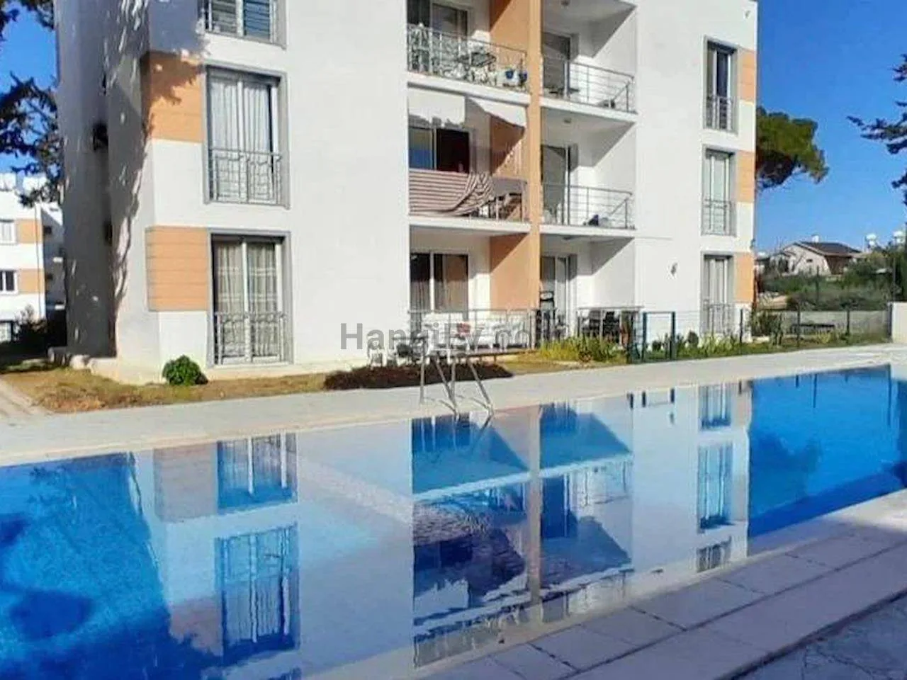 Girne /Alsancak'ta Satılık 2+1 Havuzlu Site İçinde Bahçeli Daire