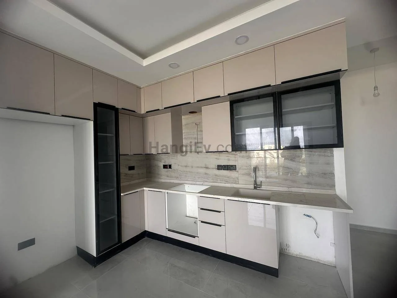Girne/Alsancak’ta Satılık 2+1 Daire – Teraslı, Manzaralı, Havuzlu Site