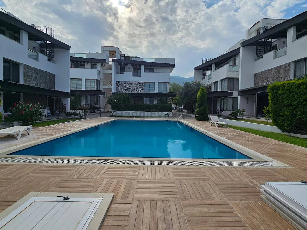 Girne Alsancak’ta Satılık 3+1 İkiz Villa – Full Eşyalı – Site Havuzlu